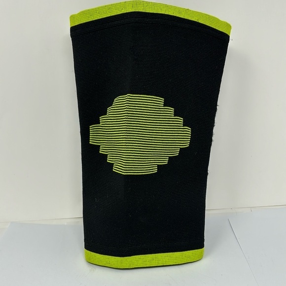 Adjustable elastic knee brace with support for sports injuries - Picture 1 of 5